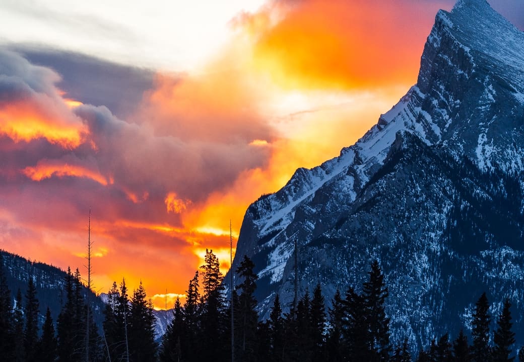 カナダ バーミリオン湖の夜明け